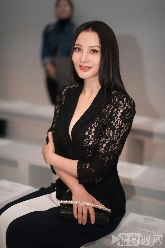 48岁大陶虹穿深v蕾丝裙秀胸 皮肤白皙明艳动人