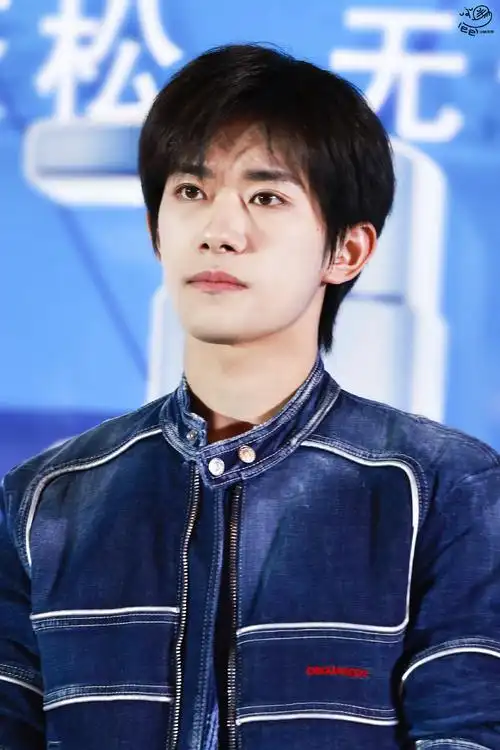 下午好,我的宝宝(叼着95出现)@tfboys-易烊千玺#易烊千玺从喝奶到喝