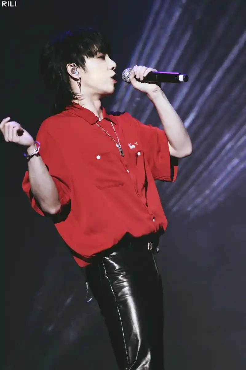 华晨宇出席三星a9 star新品发布会,一身红衣皮裤随性肆意