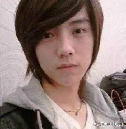 华晨宇自称上学时情书收得手酸本以为在打趣看到旧照我信了