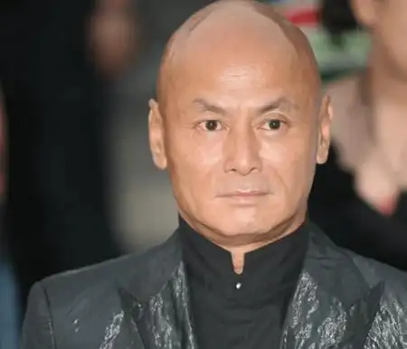 刘家辉到底有多惨?中风瘫痪后遭妻儿夺财,未去世就被b立下遗嘱