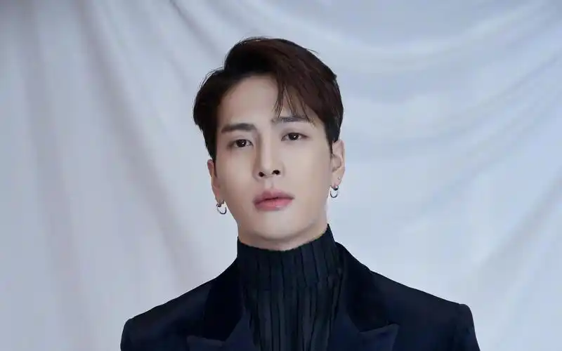 回车桌面>电脑壁纸>明星>港台明星>时尚潮流男孩王嘉尔帅气黑色西装