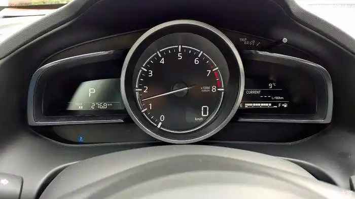 只有一个转速表,右下有数字显示速度,仪表盘白天清晰,白色字和印刷体