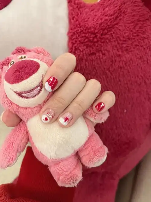 草莓熊美甲