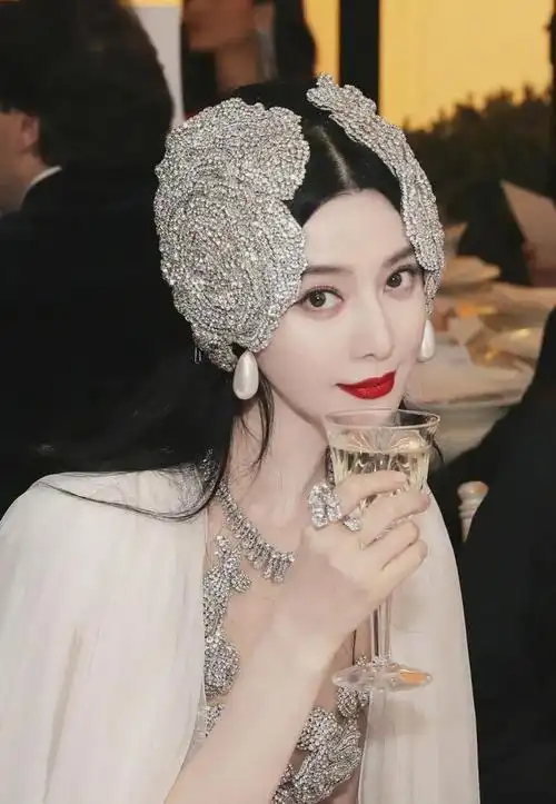 虽说不是她的粉丝,夏纳红毯还是得看范冰冰