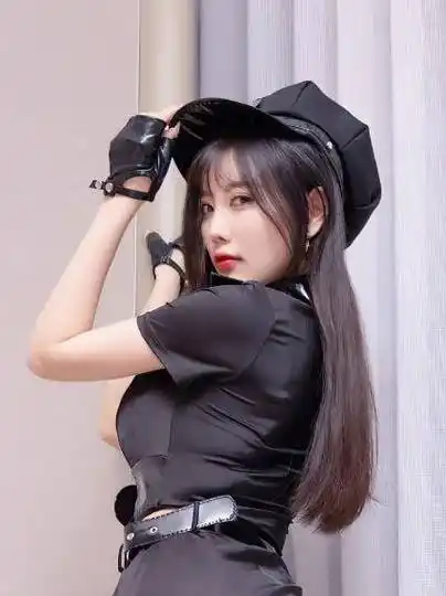 杨晨晨穿搭曝光:穿黑色露肩上衣和裤子尽显奢华感_时尚_风格_人们