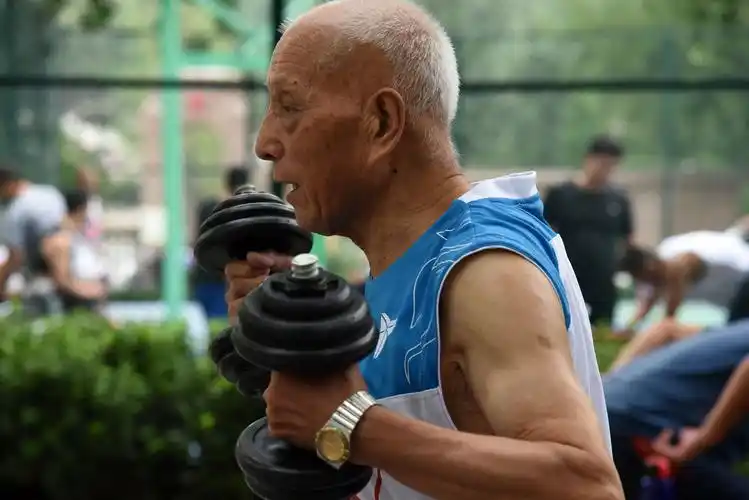 全民健身——济南"90后"坚守70余年篮球梦_李春富