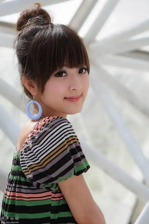 清纯小丫王小妮长裙打扮显成熟清纯小美女