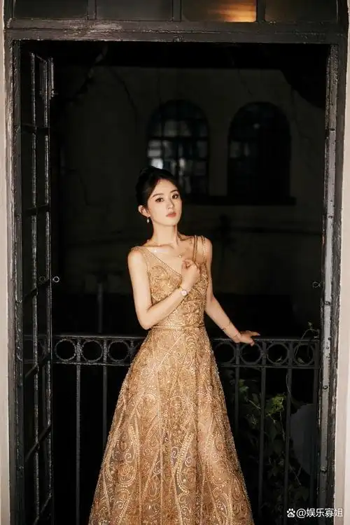 赵丽颖出席白玉兰颁奖典礼,华丽鎏金镂空高定礼服,高贵典雅