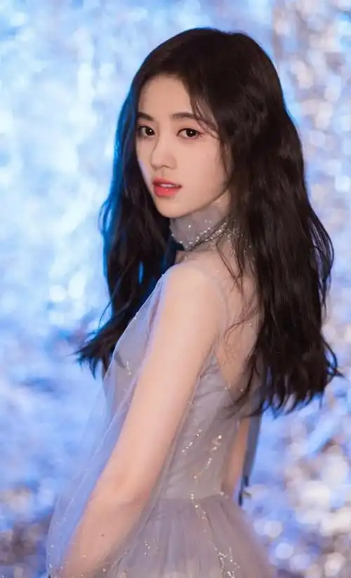 人气小花旦鞠婧祎写真合集:公主颜值,女神气质!