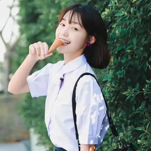 就像2018年的夏天那个穿着校服用歌喉惊艳众人的段奥娟一样,以坚定