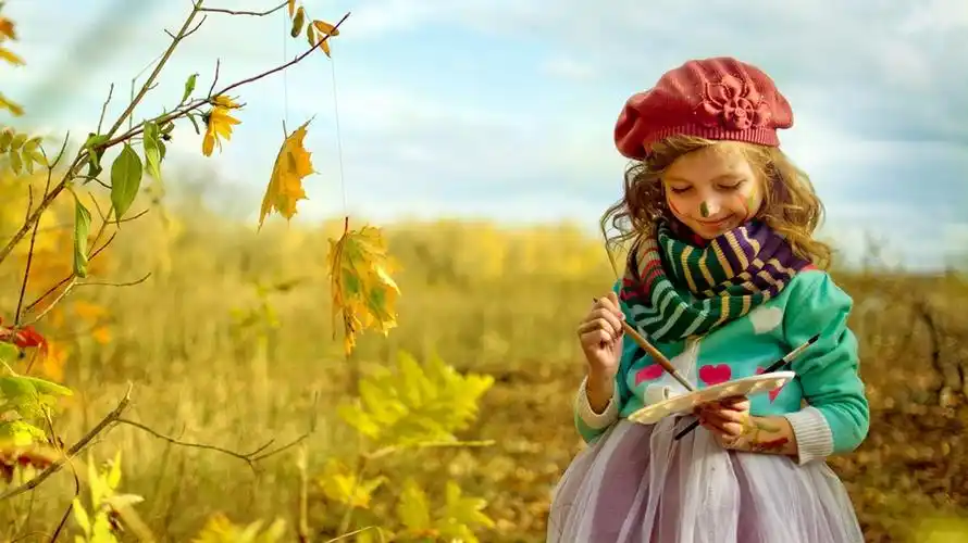 秋天落叶与可爱孩子唯美意境图片分享