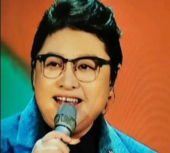 为啥?暴瘦韩红不穿军装