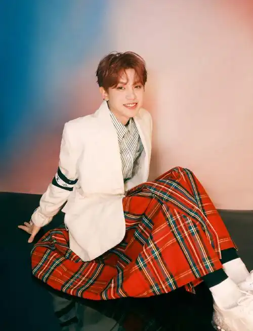 ninepercent新闻210708黄明昊红发雀斑妆苏格兰红裙造型公开世界第一