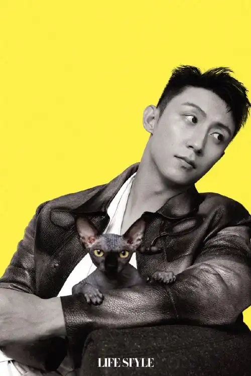 黄景瑜利落短发出镜表情冷峻酷帅有型