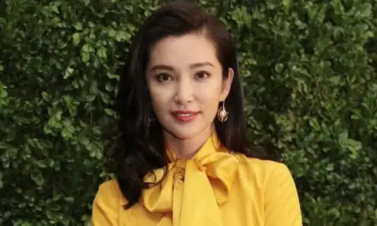 49岁李冰冰罕晒全素颜,黑眼圈抢镜,被网友称赞真实自信