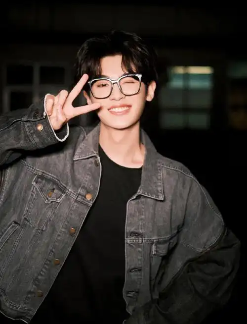 收工后的随拍照#黄明昊收工后的随拍照戴眼镜的卷毛修勾帅气又可爱