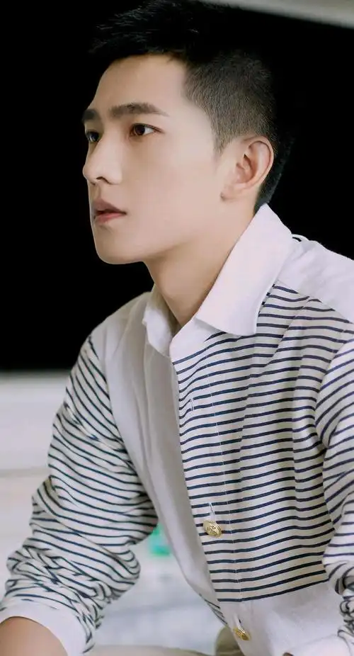 杨洋帅气图片,寸头造型清爽利落,充满阳刚之气