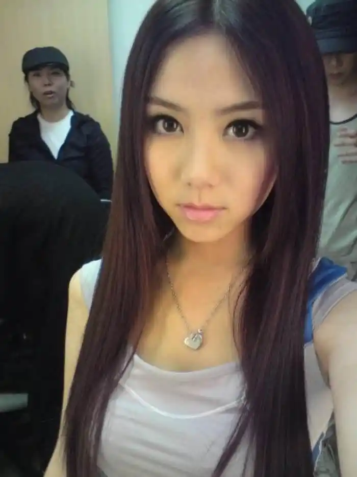 图片中摆满了照片,17岁的邓紫棋笑容甜美,活力四射,与27岁没有太大不