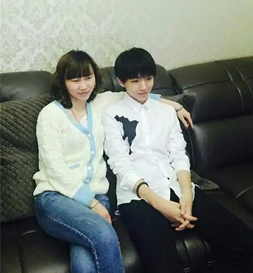 tfboys王俊凯爸爸妈妈的照片