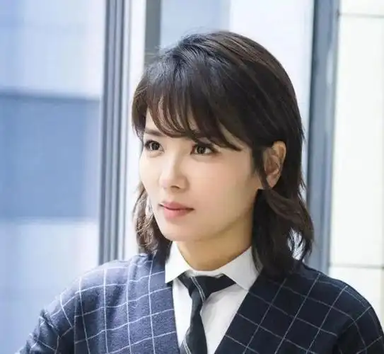 女人上年纪后,记得远离"这4种"发型,不仅大妈感十足,还很显老