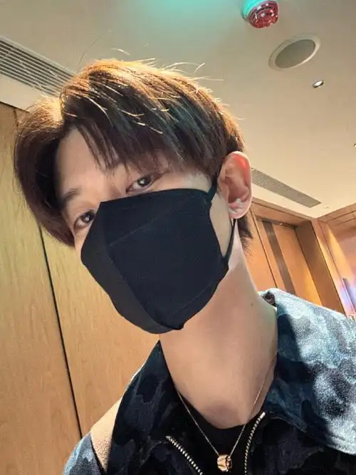 带上boss@任嘉伦allen自拍照,开启元旦假期好心情#任苒时光