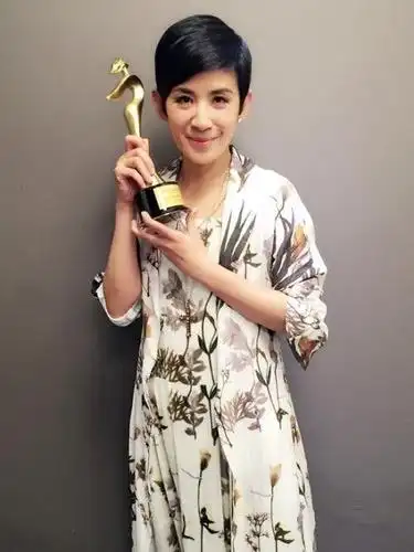 吴君如人老心不老,穿v领花裙暴露颈纹,只能在美图下看!