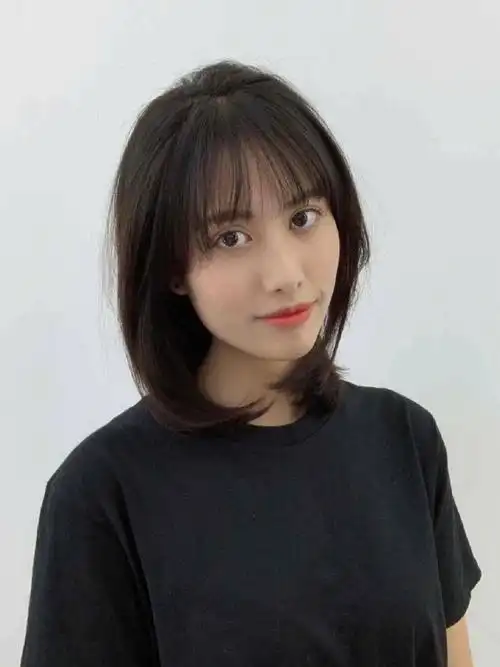 2022锁骨发,披肩发一定是热门长度简约的中发发型成为视觉焦点