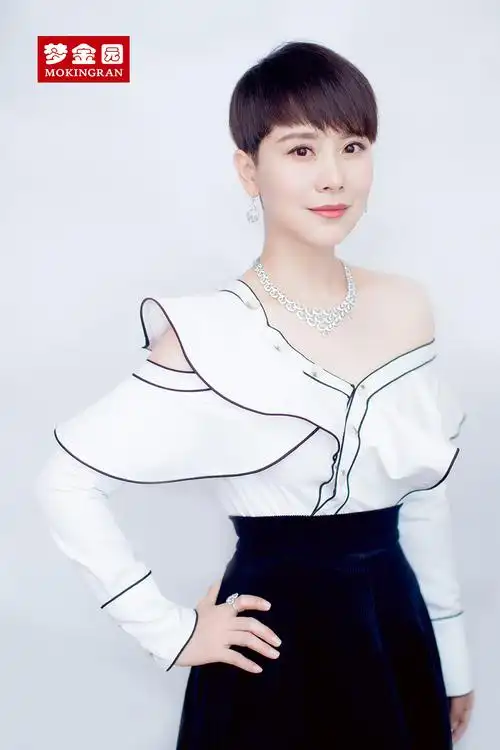 这样的海清黑白简约都市范儿珠光宝气惹人爱