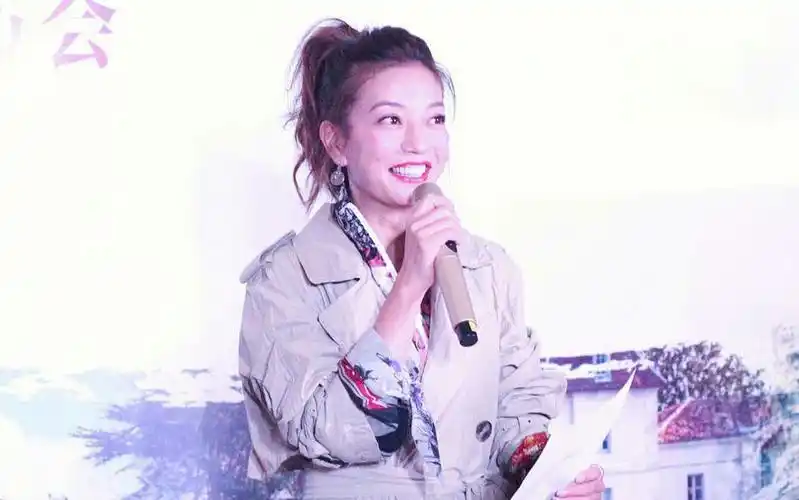 赵薇不受上交所「封杀」影响!一袭干练打扮亮相,开心到咧嘴大笑