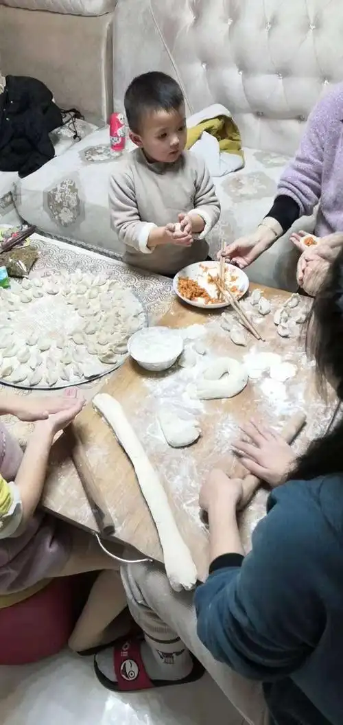 开始动手和家人一起包饺子喽,好开心