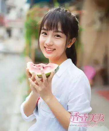 女生齐刘海扎马尾辫发型
