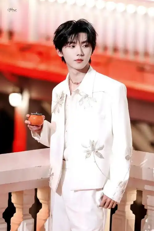 马嘉祺@时代少年团队长-马嘉祺身着#中国服装设计师名人堂#设计师@张