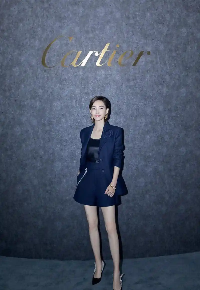 西装长裤,而是选择了一条短裤,能够将王丽坤修长的双腿更好地展现出来