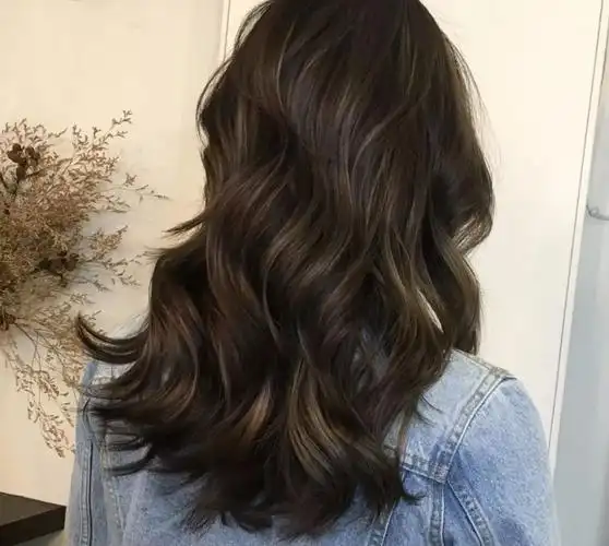 卷发发型女中长发背面