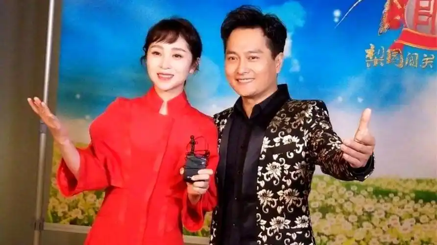 云飞女儿罕见曝光高颜值和妈妈长得太像了云飞和家人同台合集