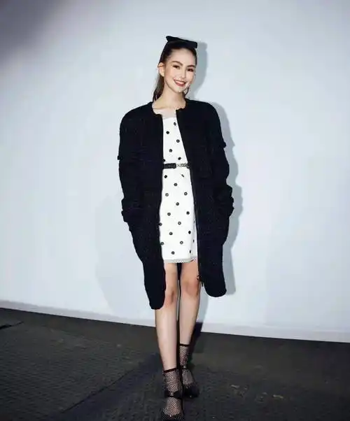 昆凌巴黎时装周像18岁少女!身材一点也不像生了三个孩子的