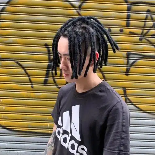 加上各色线条与饰品,可以提高脏辫发型的层次,绝对吸睛!