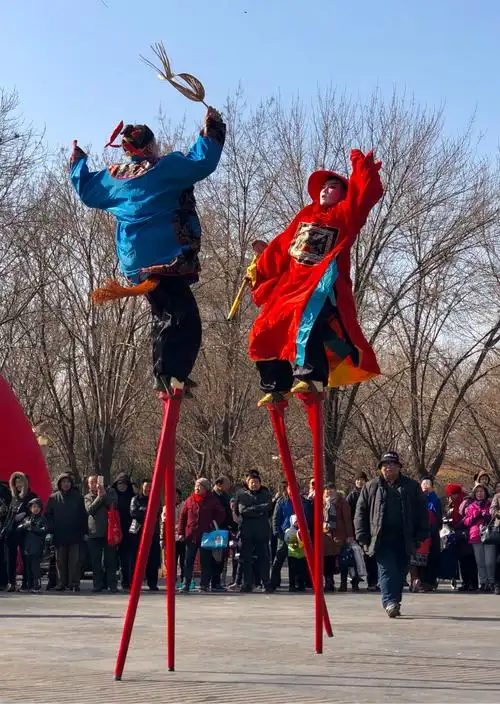 民间艺术家的高跷表演 - 美篇