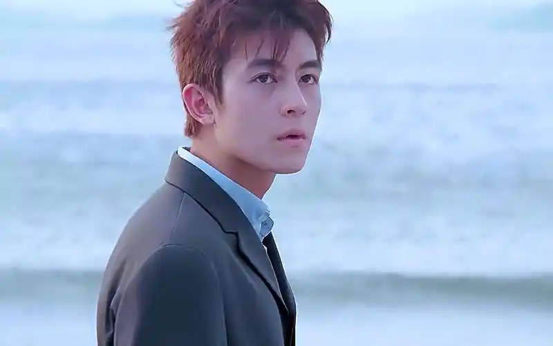 陈冠希深夜酒吧狂嗨,面容苍老像赵本山,被美女疯狂环绕眼神迷离