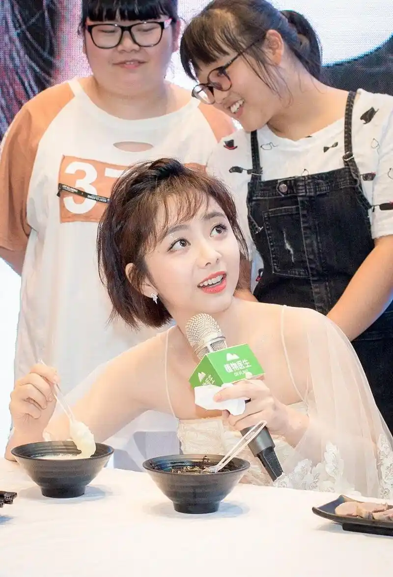 不得不说谭松韵的笑真的是很美很治愈