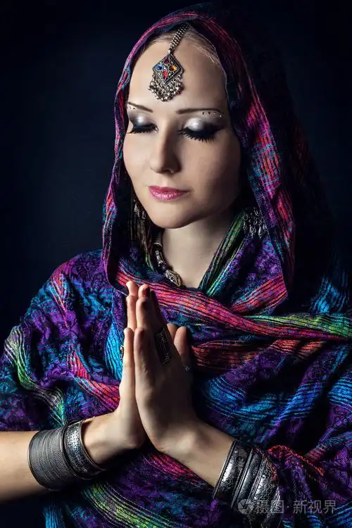 女人做双手合十