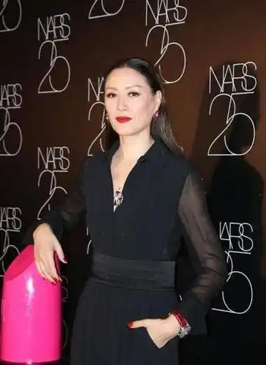 原创任达华妻子气质太好了身穿黑色长裤秀二八身材中分披发有气场