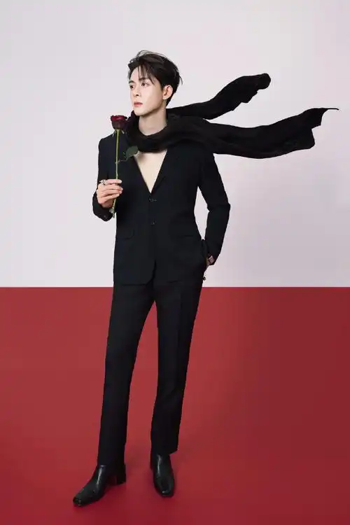 曾舜晞 胸肌!啊啊啊啊啊,曾舜晞微博之夜帅的很大方!#微博之夜红毯