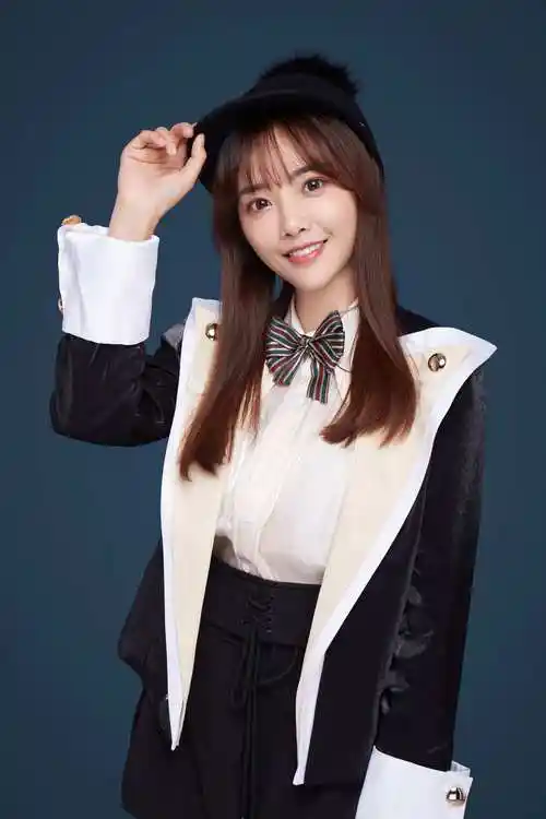 p>朱容君 sup class="normal">  /sup>,别名兔子牙,歌手,演员.