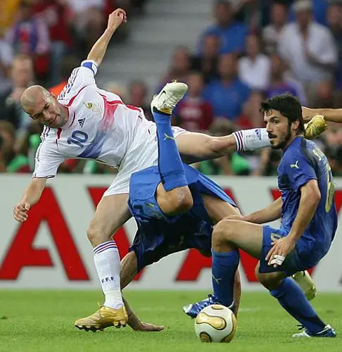 图文意大利决赛战胜法国夺冠齐达内跟对手拼抢