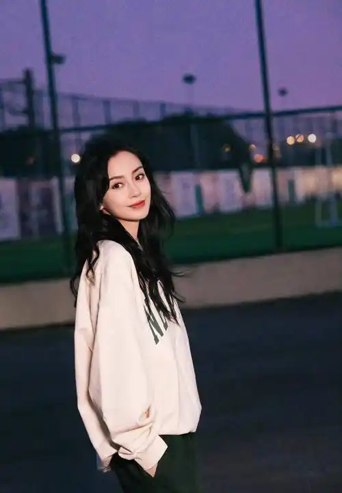 angelababy杨颖生日写真来了,长卷发大红唇妩媚动人_玫瑰_毛线_心态