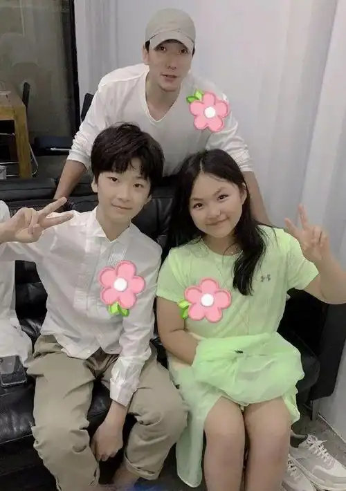 张亮儿子女儿同框拍大片5岁妹妹呆萌可爱和老爸好似复制粘贴