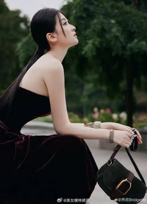 乔欣穿复古红丝绒抹胸长裙写真照曝光