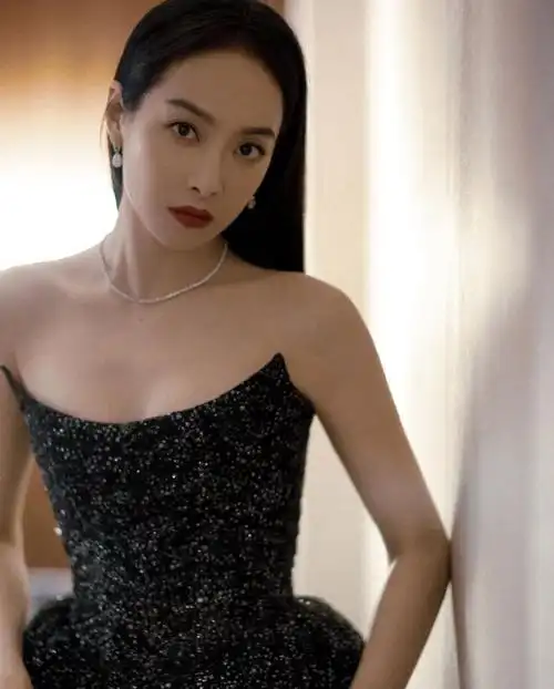 宋茜黑色抹胸裙造型,独特星河散碎设计,熠熠生辉尽显高贵气质